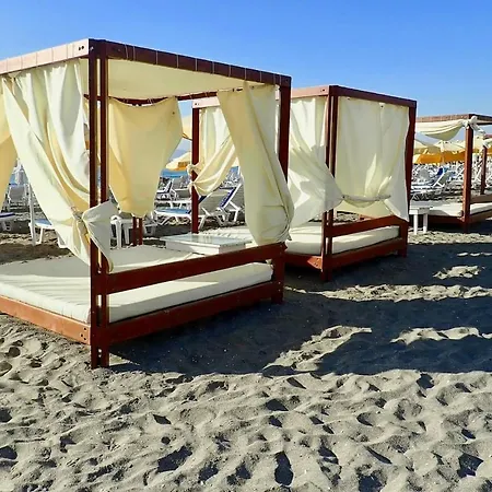 Private Penthouse With Seaview At Sunset דירה